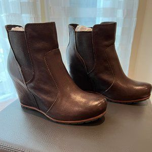 Sorel "Joan of Artic" Wedge Bootie - size 9M, chocolate brown